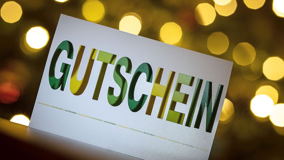 Geschenkgutscheine gehören zu den beliebtesten Geschenken an Weihnachten. Foto: dpa/Swen Pförtner