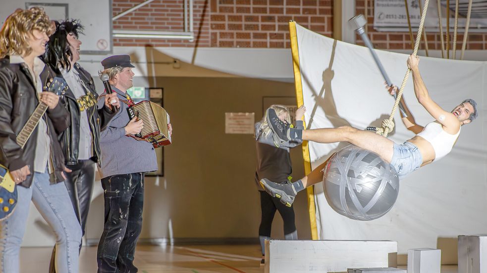Andreas Hoofdmann schwang im Stil der US-amerikanischen Sängerin Miley Cyrus auf einer Abrisskugel durch die Luft. Foto: Folkert Bents