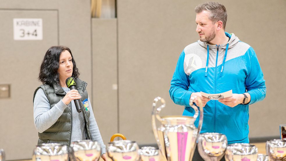 Die Schirmherrin des Turniers, die Vorsitzende des Kreissportbundes Aurich, Anne Thonicke, im Gespräch mit Turniersprecher Imko Swieter. Foto: Folkert Bents