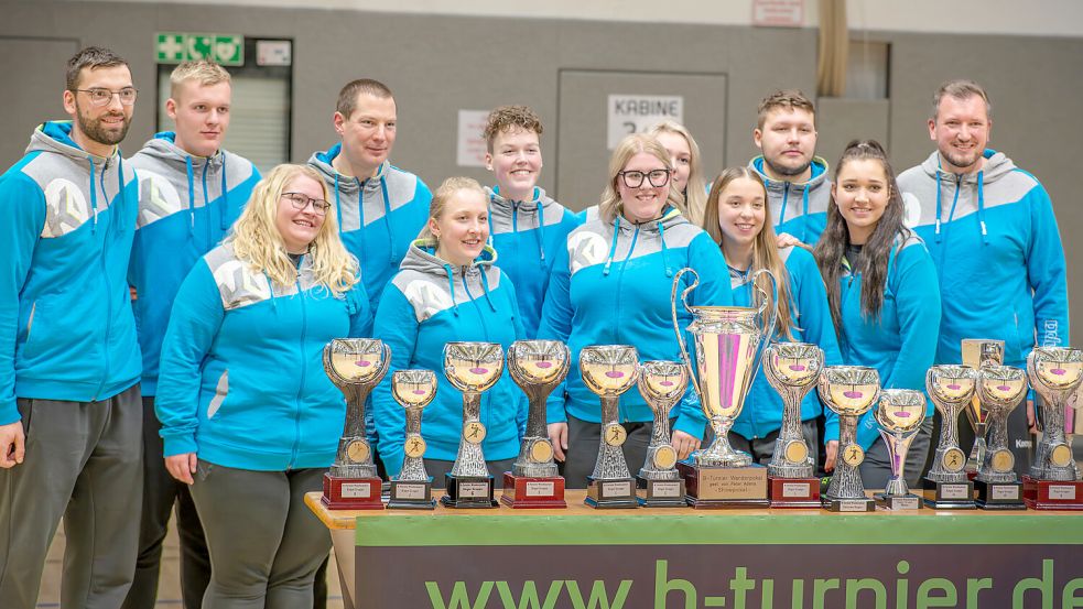 Das Organisationsteam des Turniers: Leon Neumann (von links), Aimo Stöver, Kira Lengert, Peter Adena, Katrin Kolb, Sarah Dirks, Saskia Barkhoff, Lisa Giesen, Fenja Jacobs, Daniel Schrainer, Tatjana Müller und Imko Swieter. Foto: Folkert Bents