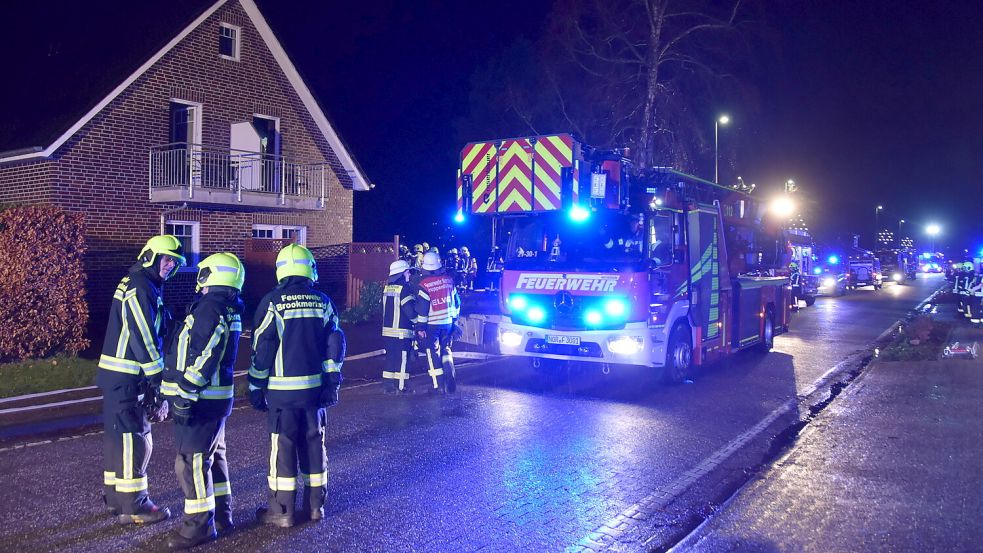 Die Feuerwehr war mit einem Großaufgebot in Leezdorf, um den Brand in der Ferienunterkunft (im Bild links) zu löschen. Foto: Thomas Dirks