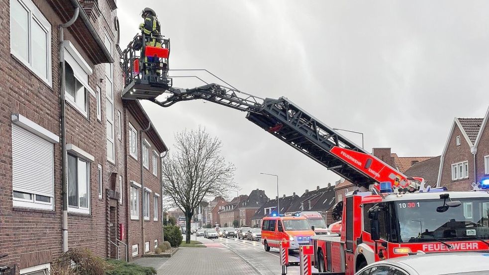 Wegen des Einsatzes einer Drehleiter musste die Auricher Straße in Emden kurzzeitig einseitig gesperrt werden. Foto: Feuerwehr