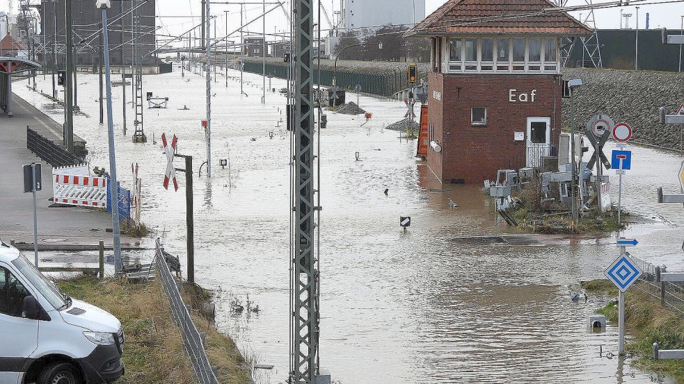 Der Bahnhof Emden-Außenhafen stand komplett unter Wasser. Foto: F. Doden