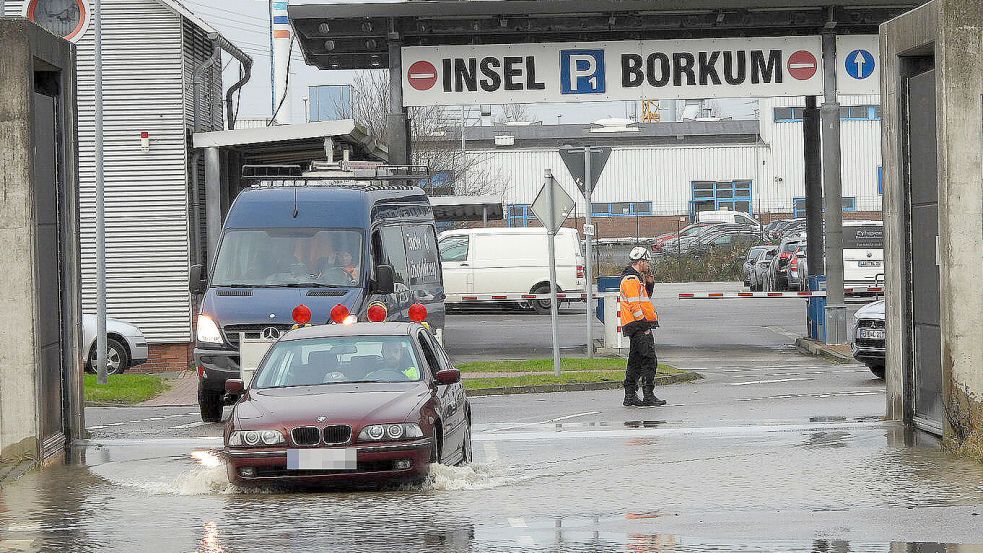 Wer am Außenhafen mit dem Auto unterwegs war, bekam nasse Reifen. Foto: F. Doden