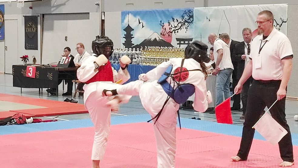 Yasmin Park (blaue Schutzausrüstung) leitet mit einem seitlichen Fußtritt einen Treffer gegen den Brustschutz ihrer Gegnerin ein. Mit diesem Punkt besiegte sie ihre Kontrahentin. Foto: privat.