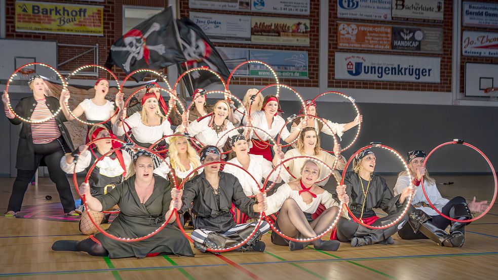 Als Seeräuberinnen verkleidet gehen die „Wilden Weiber“ in Marienhafe auf Kaperfahrt und zeigen eine Tanz-Choreografie zu bekannten Piratenklängen. Foto: Folkert Bents