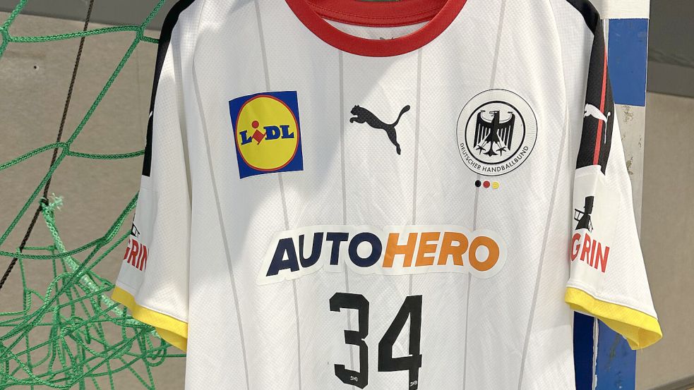 Dieses von Spieler Rune Dahmke bei der Handball-EM getragene Trikot wird verlost. Foto: Imko Swieter