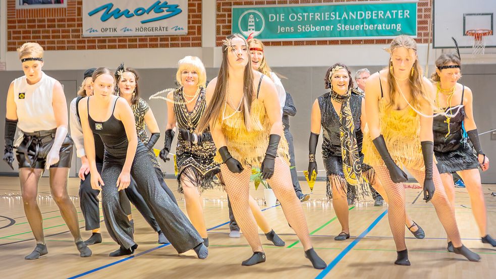 Die Fernsehserie Babylon Berlin lässt grüßen: Die Mannschaft „Germany’s last Golden Girls“ entführt die Zuschauer mit ihrem Showauftritt in passenden Kostümen in das goldene Jahrzehnt der 1920er-Jahre. Foto: Folkert Bents