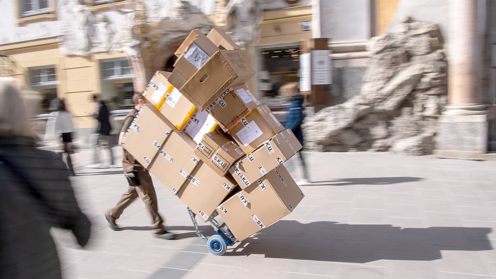 Ein Paketbote bei der Arbeit: Oftmals arbeiten sie für Subunternehmen. Eine solche Konstellation sorgt derzeit in Norddeutschland für Ärger. Foto: dpa/Peter Kneffel