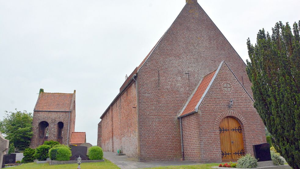 Die neue Kirche auf der Anhöhe: Die Simonswoldmer haben nach der „Luciaflut“ im Dezember 1287 und der Zerstörung ihr Dorf von den Bargen nach Nordosten an die heutige Stelle in der Ihlower Straße verlegt. Der Kern des Dorfes wird von den Simonswoldmer bis heute liebevoll „Laug“ genannt. Foto: Gerd-Arnold Ubben