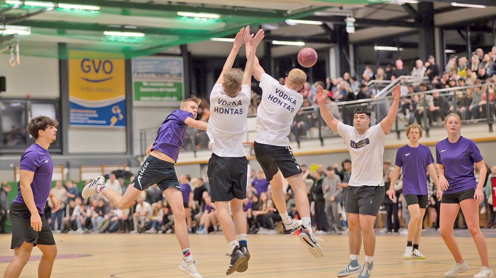 Das Handballturnier in der Marienhafer Kurt-Knippelmeyer-Halle (hier eine Szene aus dem Spiel „Vodkahontas“ gegen „HC Teetied“) geht in die Endphase. Foto: Folkert Bents