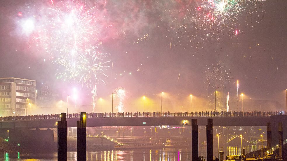 Wer an der Weser feiern will, sollte auf einige Vorgaben der Polizei achten. Foto: Ingo Wagner/dpa