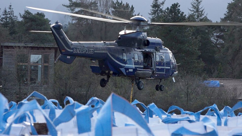 Weil die Deiche in Sandkrug kaum noch zugänglich sind, werden jetzt sogenannte Bigbags per Hubschrauber geliefert. Foto: Nonstopnews