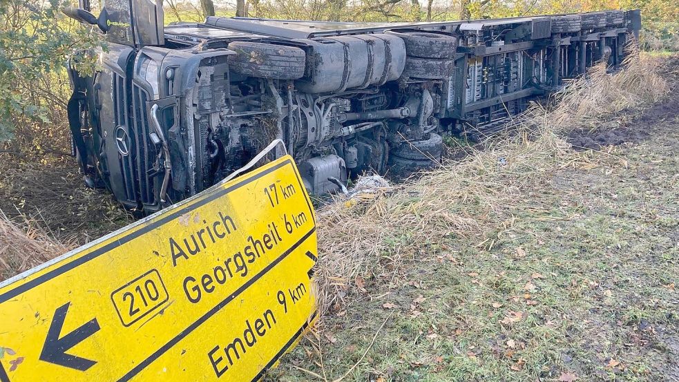 Der Lastwagen kippte in einen Graben. Foto: Aiko Recke