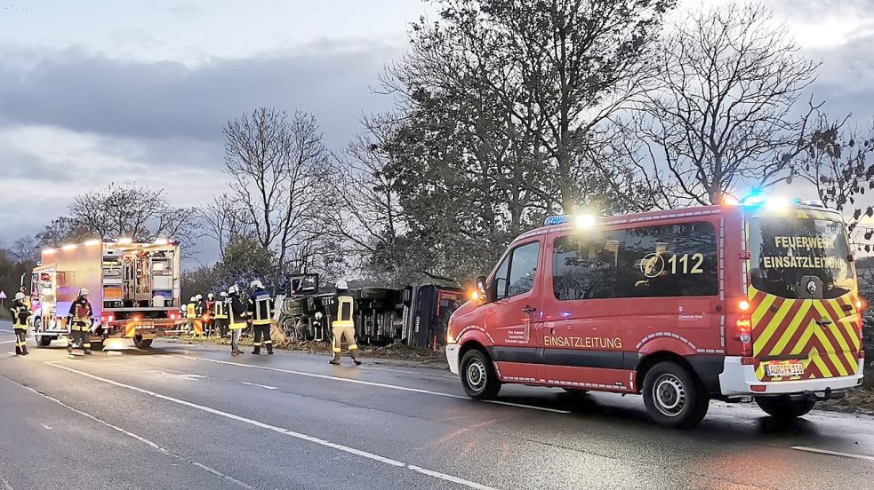 Die Feuerwehr Loppersum war mit mehr als 50 Einsatzkräften vor Ort. Foto: Feuerwehr