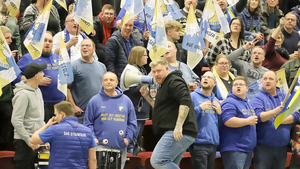 Sie sorgten für Stimmung in der Arena: Der SuS Steenfelde mit Einpeitscher und Influencer Wilke Zierden (mit Megafon).Fotos: Wilfried Gronewold