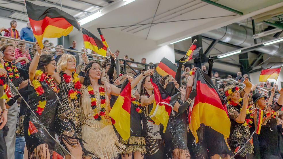 Ausgestattet mit Fahnen, Hawaii-Ketten und anderen Fan-Artikeln in den deutschen Nationalfarben jubelten Zuschauer und Spieler, was das Zeug hielt. Foto: Folkert Bents