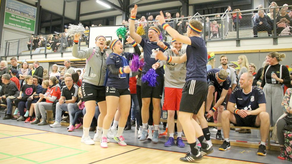 So wie hier Spieler der Mannschaft „Lanker Tanker“ nach einem Sieg werden am heutigen Finaltag der Brookmerland-Meisterschaft einige Teams ihre Erfolge bejubeln können. Foto: Sarah Dirks