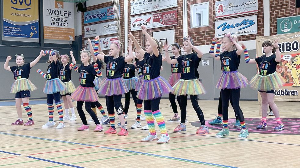 Die Gummibären-Bande: In bunten Tüllröckchen tanzten die Spielerinnen der Mannschaft „Gummy Bears“ fröhlich durch die Halle in Marienhafe. Foto: Imko Swieter