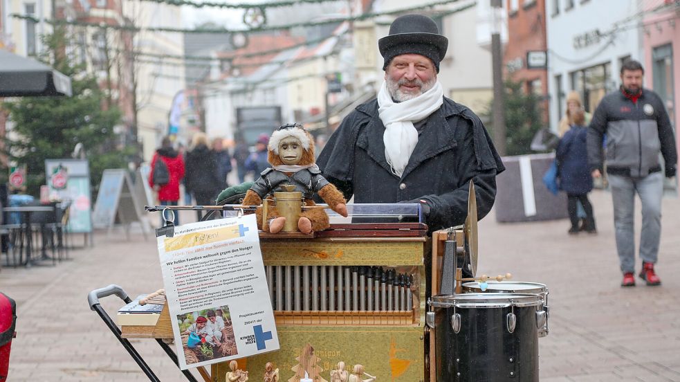 Seit neun Jahren sammelt Heinz-Wilhelm Schnieders mit seiner Drehorgel und dem Äffchen Spenden für Kinder in Not. Foto: Romuald Banik