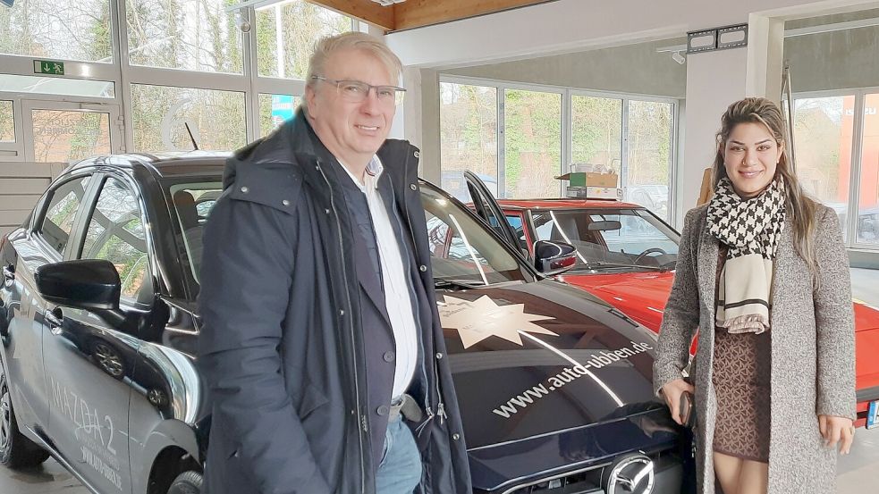 Al-Ogaidi Rusul aus Norddeich ist die vierte Gewinnerin eines Autos bei der Lotterie „Die Goldene 7“. Sie nahm es im Mazda-Autohaus Ubben in Empfang. Foto: privat