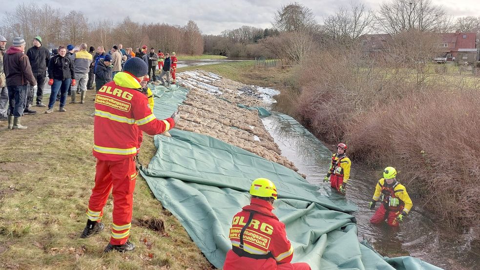 Einsatztaucher der DLRG-Ortsgruppen aus Leer und Norden sowie der Bootstrupp aus Wittmund waren als Teileinheiten des niedersächsischen DLRG-Landeseinsatzzugs West bei Hodenhagen im Hochwassereinsatz gewesen. An Silvester sind die Helfer erschöpft zurückgekehrt nach Ostfriesland. Foto: DLRG Ostfriesland