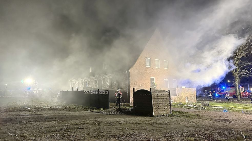 Gut 50 Einsatzkräfte waren in der Nacht vor Ort. Foto: Sönke Geiken