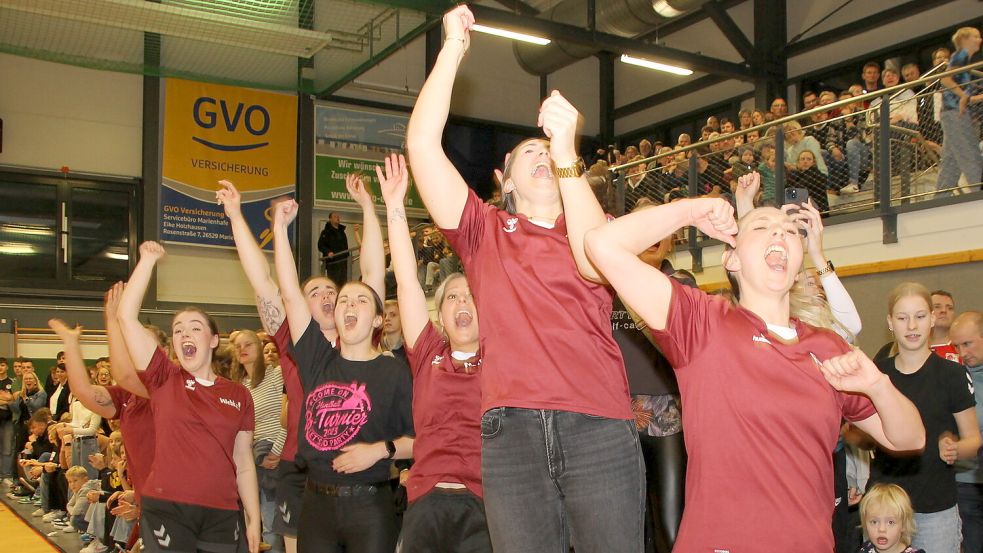 Finale Handballturnier in Marienhafe: Hier jubelt das Team „Trinkerbell“. Foto: Imko Swieter