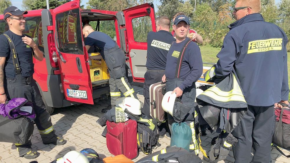 Bei Alarmierung wird gepackt, wie hier am Hilfeleistungszentrum, für den Einsatz beim Moorbrand in Meppen. Foto: Feuerwehr Norden