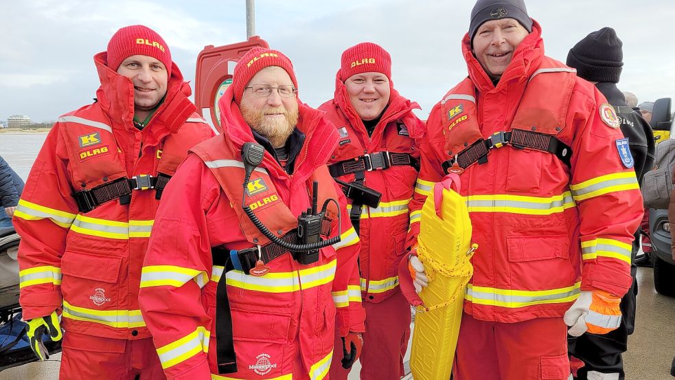 Michael Rost (2.v.l.) von der DLRG Norden war mit seinem Team im Hochwassereinsatz. Foto: Rebecca Kresse