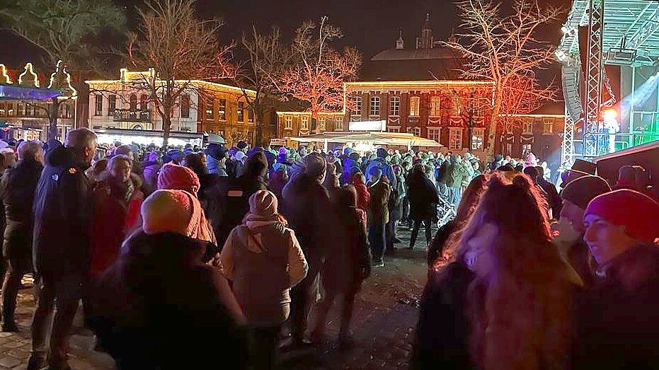 Der Marktplatz in Norden war während der Silvesternacht gut gefüllt. Foto: Ilona Eilts