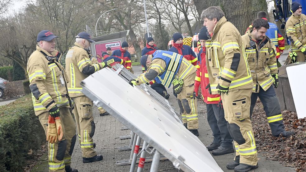 Die Hochwasserlage wandert von Sandkrug nach Oldenburg: Im Oldenburger Süden wurde ein mobiler Deich aufgebaut, der im Notfall Straßenzüge vor Überschwemmungen schützen soll. Foto: Sascha Stüber/Stadt Oldenburg