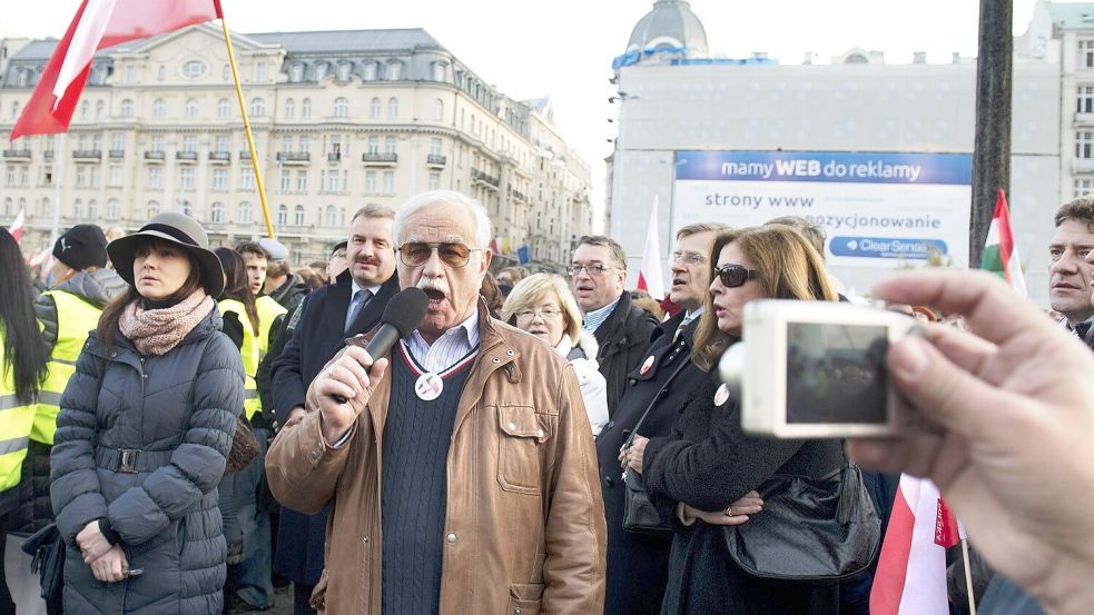 Der Kabarettist Jan Pietrzak (m.) bei einer Kundgebung 2012. Pietrzak gilt als eine entscheidende Figur des rechten Flügels der PiS. Foto: imago images/Forum