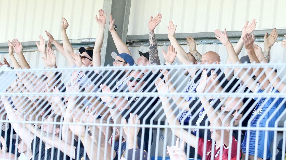 Die Fans von Kickers Emden dürfen sich freuen: Investor Henning Rießelmann bleibt in Emden. Foto: Wilfried Gronewold