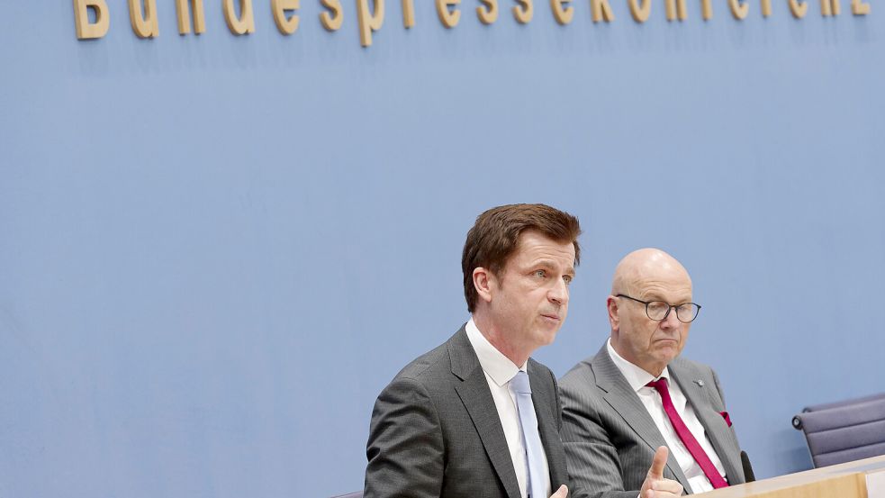 „Müssen dringend umsteuern“: André Berghegger und Uwe Brandl, Geschäftsführer und Präsident des Deutschen Städte- und Gemeindebundes, fordern Grundgesetzänderung zugunsten der Kommunen. Foto: Imago/Jürgen Heinrich
