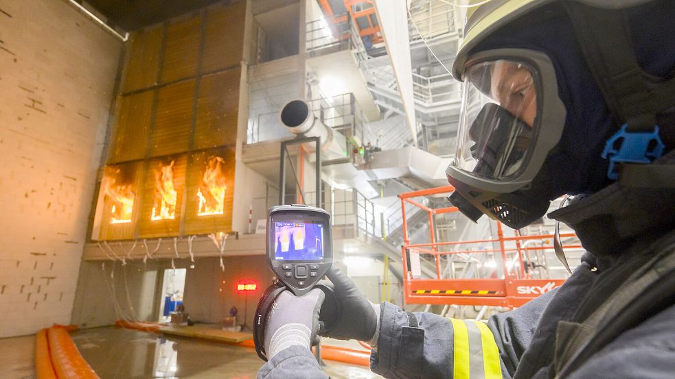 Ein Feuerwehrmann testet im Zentrum für Brandforschung der Technischen Universität Braunschweig eine Wärmebildkamera. Foto: DPA, Julian Stratenschulte