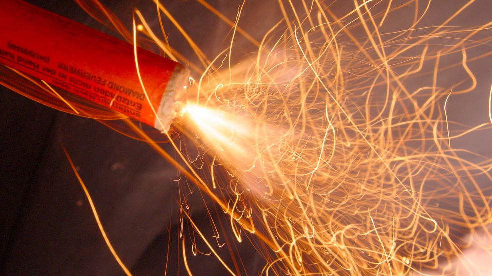 Im Umgang mit Böllern ist größte Vorsicht gefragt. Foto: imago images/Panthermedia