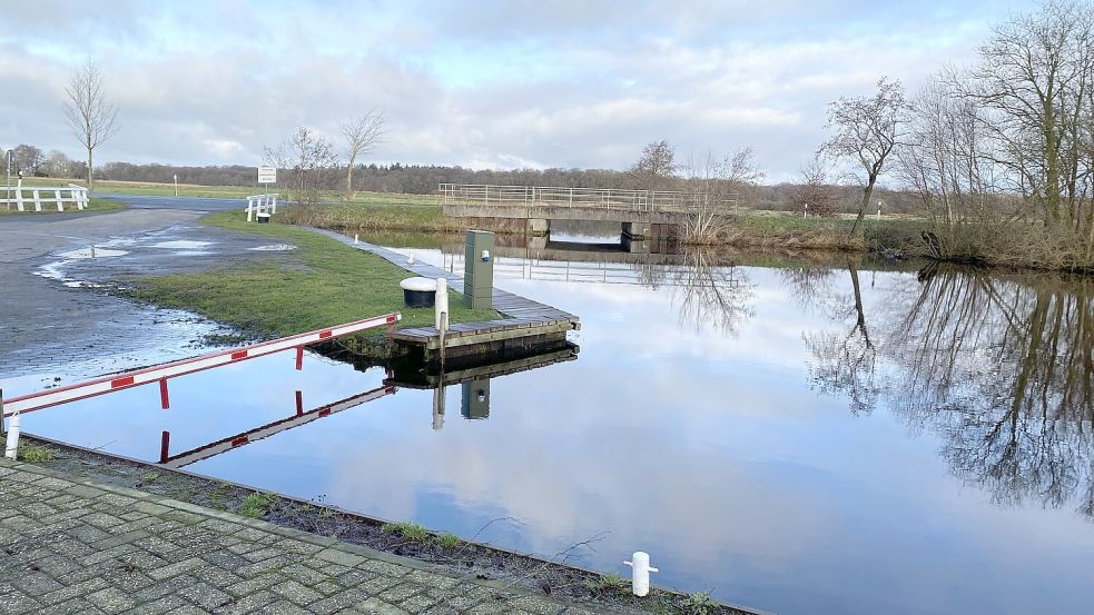 Das Wasser beim Ihlower Hafen am Krummen Tief steht auch am Donnerstag noch sehr hoch. Foto: Christin Wetzel