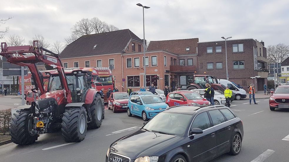 Auf der Pferdemarkt-Kreuzung in Aurich kam es am Donnerstag ab 14 Uhr zu Verkehrsbehinderungen, weil sich an der Einmündung der Norderstraße mehrere Demonstranten mit ihren Fahrzeugen versammelt haben. Foto: Romuald Banik