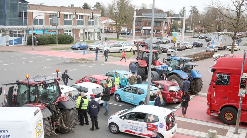Am Donnerstagmittag blockierten Landwirte, Pflegekräfte und Unternehmer die Einfahrt zum Auricher ZOB am Pferdemarkt. Foto: Romuald Banik