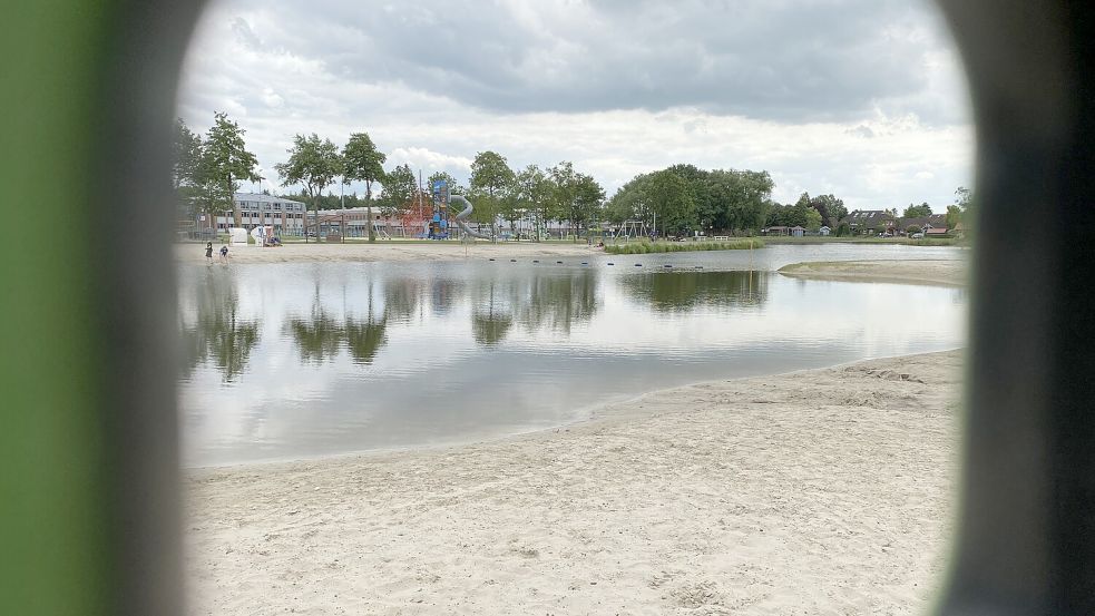 Blick von der Matschanlage auf das Ihler Meer mit dem neuen Abenteuerspielplatz im Hintergrund. Das umgestaltete Gelände zog auch viele Tagesgäste an. Foto: Christin Wetzel