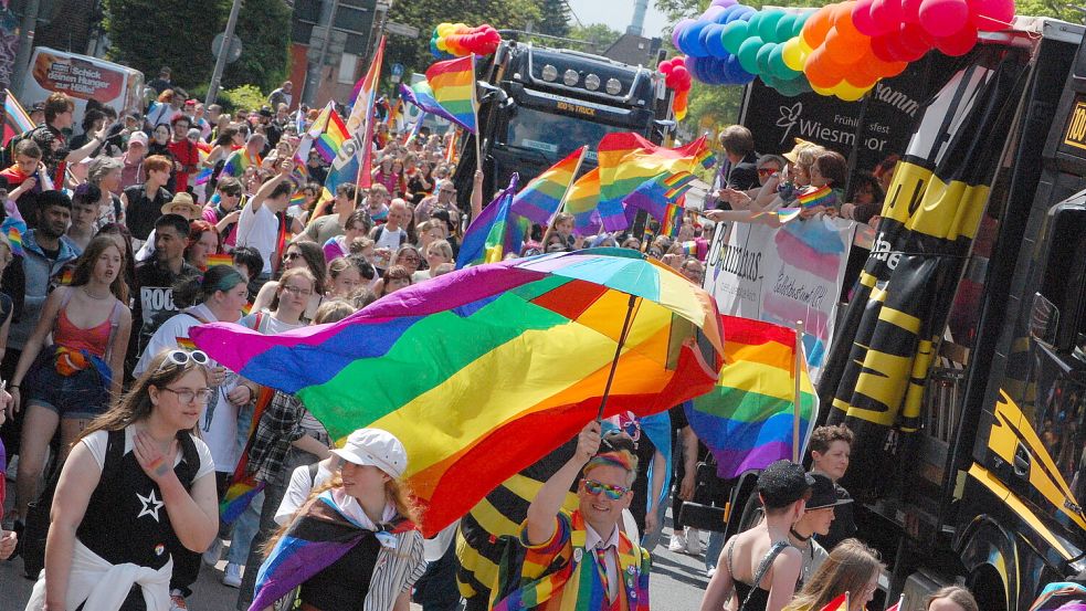 Regenbogenfahnen prägten auch im vergangenen Jahr die Parade zum Christopher Street Day in Aurich. Fotos: Archiv/Luppen