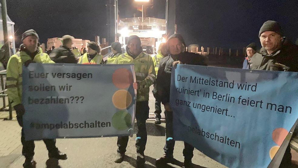 Die Bauern haben die Fähre blockiert, kein Auto kann die Fähre verlassen. Die Polizei droht mit Räumung, die Protestierenden singen „Wir haben die Schnauze voll“. Foto: Hagen Wohlfahrt