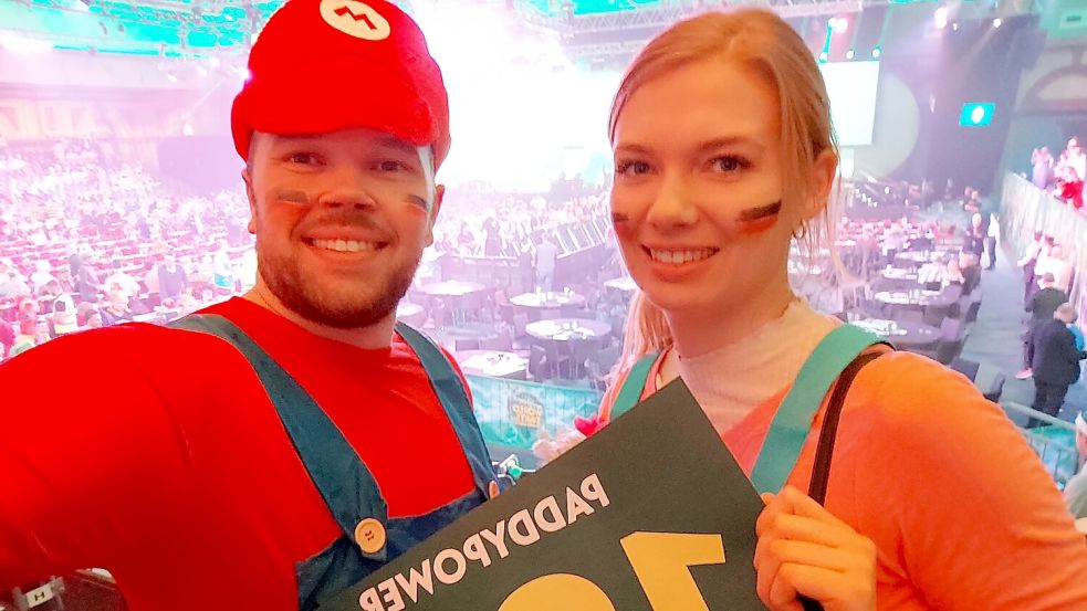 Der Großefehntjer Olaf Strasburger als Super Mario und seine Freundin Imke Buchholz als Prinzessin Peach erlebten im legendären Alexandra Palace („Ally Pally“) schöne und stimmungsvolle Momente während der Dart-Weltmeisterschaft in London. Fotos (2): privat