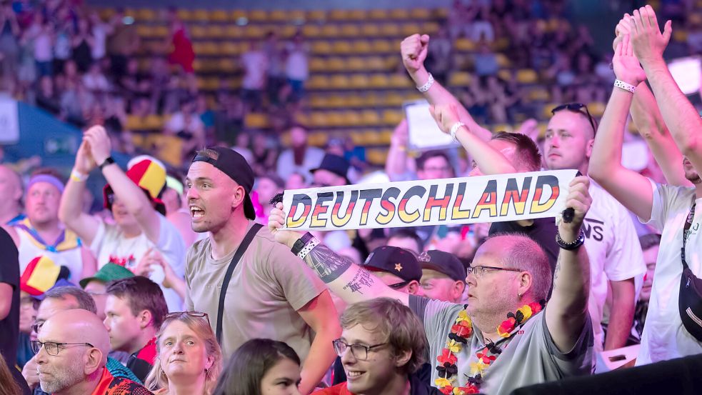 Bei der Dart-WM in London waren deutsche Fangesänge und Schlachtrufe deutlich im „Ally Pally“ zu hören. Foto: DPA