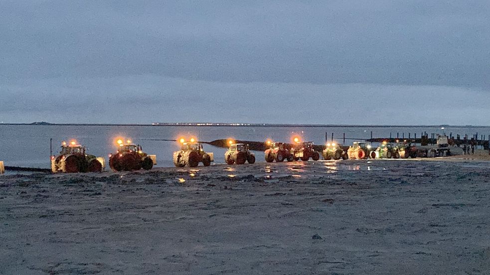 Trecker-Protest: Wütende Bauern haben Vizekanzler Robert Habeck in Schlüttsiel am Verlassen einer Nordseefähre gehindert. Die Polizei musste eingreifen. Foto: picture alliance/dpa/Schleswig-Holsteinischer Zeitungsverlag