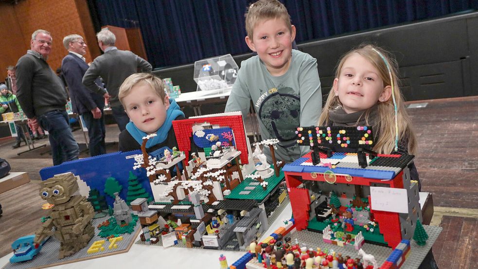 Die Gewinner des 24. Auricher Lego Wettbewerbes (von links) Dan Mackensen mit E.T. (2. Platz), Jonas Grönefeld mit der Muppet-Show (1. Platz) und Frieda Köller mit Sing 2 (3. Platz). Foto: Romuald Banik