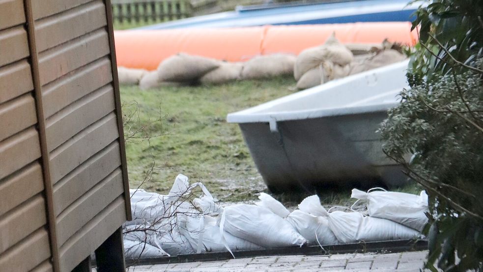 Sandsäcke und der Tigerdamm zeugen vom Hochwasser. Foto: Karin Böhmer