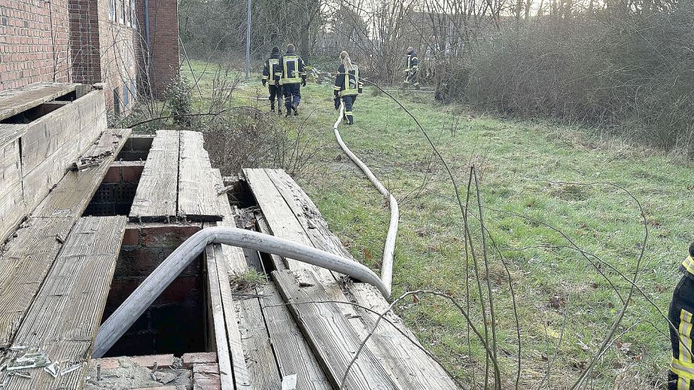 Das Wasser wurde in einen Graben gepumpt. Foto: Feuerwehr