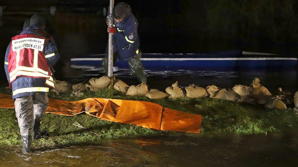 In stundenlangem Kampf schafften die Helfer es, das Wasser so zu lenken, dass es gefahrlos ablaufen konnte. Foto: Wilfried Gronewold